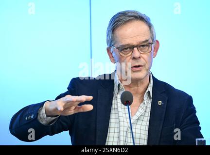 Stuttgart, Deutschland. Februar 2025. Staatssekretär Rudi Hoogvliet (Allianz 90/die Grünen) spricht auf einer Regierungspressekonferenz im landtag. Quelle: Bernd Weißbrod/dpa/Alamy Live News Stockfoto