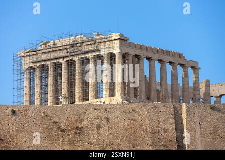 Der Parthenon, Teil der Akropolis von Athen. Auf einem Felsvorsprung mit Blick auf die antike Stadt in Griechenland gelegen. Stockfoto