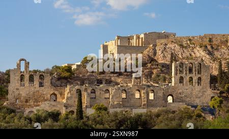 Die Akropolis in Athen. Das Hotel liegt auf einem felsigen Hügel mit Blick auf die Stadt in Griechenland. Stockfoto