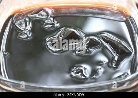 Schwarzes Grasgelee chinesisches kaltes Süßfleisch in Sirup in einer Glasschale Stockfoto