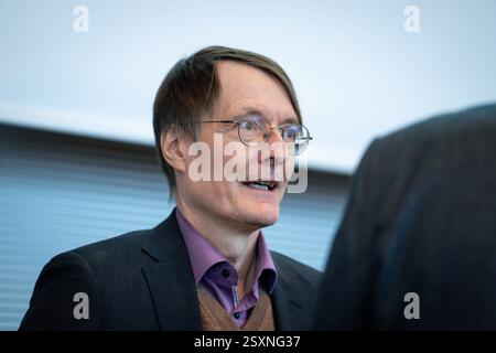 Konstituierende Sitzung der SPD im Deutschen Bundestag Karl Lauterbach, Bundesgesundheitsminister im Vorfeld der konstituierenden Sitzung sowie erste Treffen der SPD Bundestagsfraktion mit neu gewaehlten Abgeordneten auf der Fraktionsebene des Deutschen Bundestages, Berlin , 25.02.2025 Berlin Deutschland *** Konstituierende Sitzung der SPD im Deutschen Bundestag Karl Lauterbach, Bundesgesundheitsministerin im Vorfeld der konstituierenden Sitzung und ersten Sitzung der SPD-Bundestagsfraktion mit neu gewählten Mitgliedern auf Fraktionsebene des Deutschen Bundestages, Berlin, 25 Stockfoto