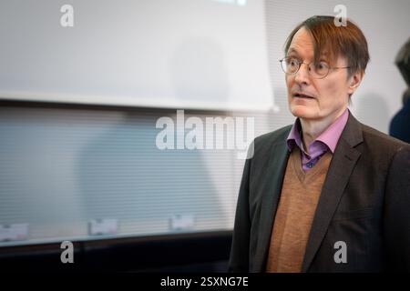 Konstituierende Sitzung der SPD im Deutschen Bundestag Karl Lauterbach, Bundesgesundheitsminister im Vorfeld der konstituierenden Sitzung sowie erste Treffen der SPD Bundestagsfraktion mit neu gewaehlten Abgeordneten auf der Fraktionsebene des Deutschen Bundestages, Berlin , 25.02.2025 Berlin Deutschland *** Konstituierende Sitzung der SPD im Deutschen Bundestag Karl Lauterbach, Bundesgesundheitsministerin im Vorfeld der konstituierenden Sitzung und ersten Sitzung der SPD-Bundestagsfraktion mit neu gewählten Mitgliedern auf Fraktionsebene des Deutschen Bundestages, Berlin, 25 Stockfoto