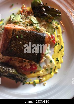 Gebratener Lachs mit gegrillter Paprika und Quinoa-Salat Stockfoto
