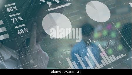 Bild der Finanzdatenverarbeitung über glückliche kaukasische Geschäftsfrau im Amt Stockfoto