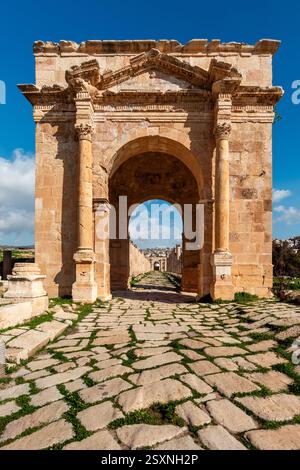 Das nördliche Tetrapylon auf dem Hauptteil Cardo Maximus in Jerash, Jordanien Stockfoto