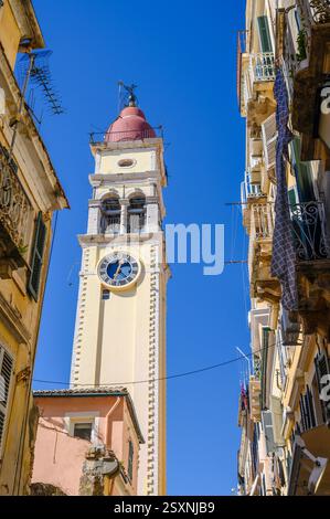 Die Heilige Kirche Saint Spyridon ist eine griechisch-orthodoxe Kirche aus dem 16. Jahrhundert in der Altstadt von Korfu Stockfoto