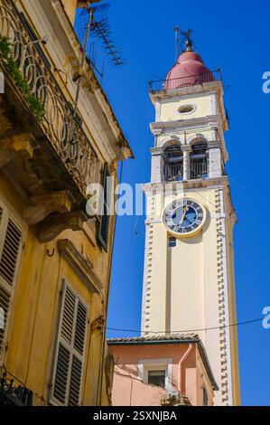 Die Heilige Kirche Saint Spyridon ist eine griechisch-orthodoxe Kirche aus dem 16. Jahrhundert in der Altstadt von Korfu Stockfoto