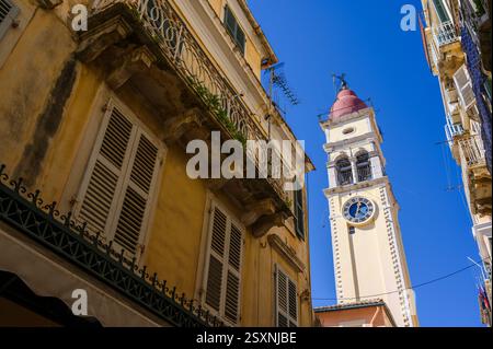 Die Heilige Kirche Saint Spyridon ist eine griechisch-orthodoxe Kirche aus dem 16. Jahrhundert in der Altstadt von Korfu Stockfoto
