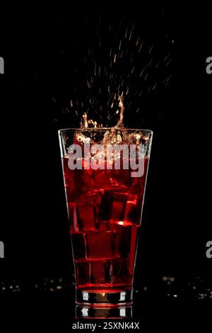 Roter Cocktail mit Eis, erfrischendes Getränk, alkoholisches Longdrink Stockfoto