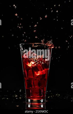 Roter Cocktail mit Eis, erfrischendes Getränk, alkoholisches Longdrink Stockfoto