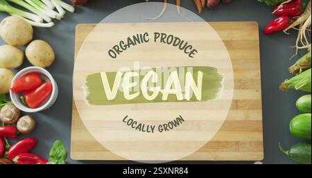 Bio-Produkte veganes Bild aus lokal angebautem Anbau über Gemüse auf hölzernem Schneidebrett Stockfoto