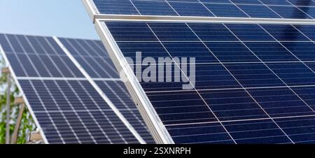 Diagonale Nahaufnahme von Solarpaneelen des Solarkraftwerks mit selektivem Fokus Stockfoto