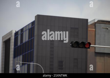 Die rote Ampel flackerte und signalisierte, dass sie sich auf die bevorstehende Änderung vorbereiten sollte. Stockfoto