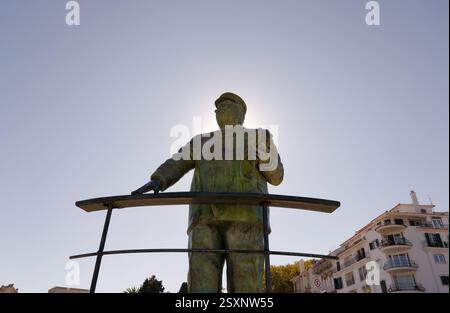 Statue von Dom Carlos I. mit Fernglas in der Hand, beleuchtet von der Sonne von hinten Stockfoto