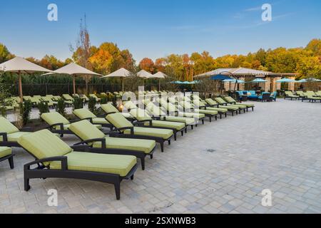 Liegestühle auf der Poolterrasse Stockfoto