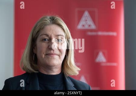 Stuttgart, Deutschland. Februar 2025. Die Bezirksleiterin der IG Metall Baden-Württemberg, Barbara Resch, nimmt an einem Interview mit der Deutschen Presseagentur (dpa) Teil. Quelle: Marijan Murat/dpa/Alamy Live News Stockfoto