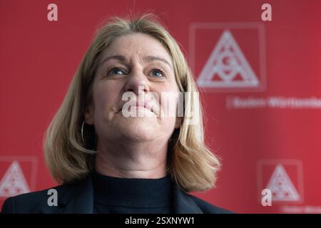 Stuttgart, Deutschland. Februar 2025. Die Bezirksleiterin der IG Metall Baden-Württemberg, Barbara Resch, nimmt an einem Interview mit der Deutschen Presseagentur (dpa) Teil. Quelle: Marijan Murat/dpa/Alamy Live News Stockfoto