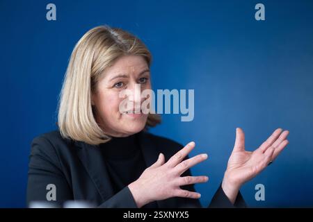 Stuttgart, Deutschland. Februar 2025. Die Bezirksleiterin der IG Metall Baden-Württemberg, Barbara Resch, nimmt an einem Interview mit der Deutschen Presseagentur (dpa) Teil. Quelle: Marijan Murat/dpa/Alamy Live News Stockfoto