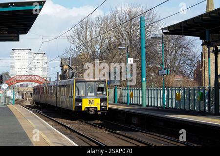 Ein Tyne and Wear Metro Zug nähert sich dem Bahnhof St. Peters, Sunderland, England, Großbritannien Stockfoto