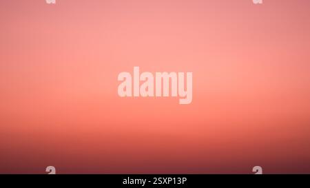 Hintergrundbild des Himmelsverlaufs mit wunderschönen Pastellfarben Pink und Orange und Purpur am Abend als die Sonne untergeht, war die Atmosphäre des Dämmerhimmels c Stockfoto