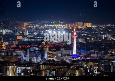 Nächtlicher Blick auf das japanische Stadtzentrum mit Lichtern aus modernen Gebäuden Stockfoto