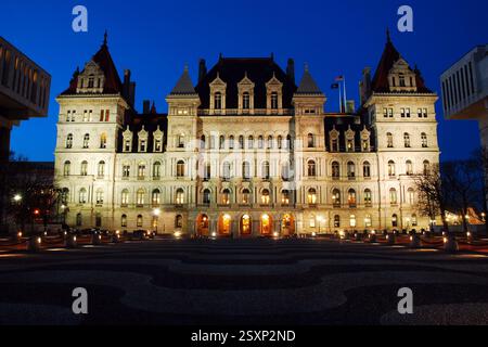 Das New York State Capitol Building wird in der Abenddämmerung beleuchtet Stockfoto
