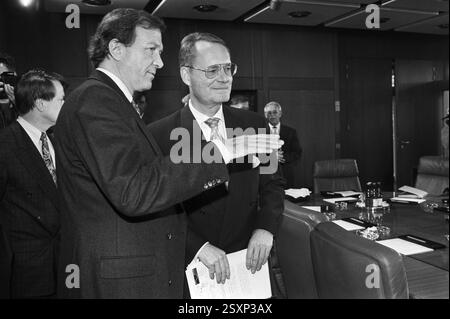 Deutschland, Bonn, 10.03.1995 Archiv.: 52-10-05 gespraech Bundesminister mit deutscher Wirtschaft Foto: Günter Rexrodt, Bundesminister für Wirtschaft und Hans-Olaf Henkel, Praesident des Bundesverbandes der Deutschen Industrie gespraech Bundesminister mit deutscher Wirtschaft *** Deutschland, 10 03 1995 Archiv 52 10 05 Gespräche zwischen Bundesminister und Bundeswirtschaftsminister Hans Olaf Henkel und Bundeswirtschaftsminister Stockfoto