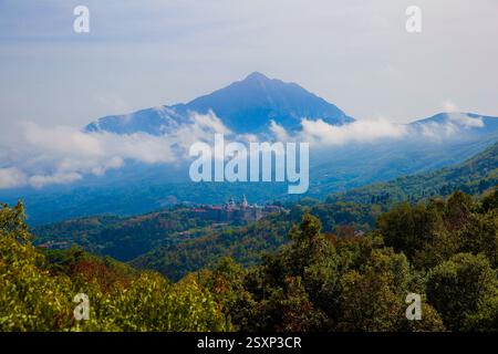 Skete von St. Andrew der erste rief in Karyes mit dem Berg Athos im Hintergrund, Griechenland. Stockfoto