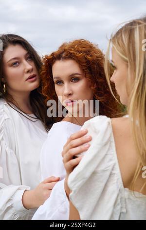 Drei stilvolle Frauen feiern gemeinsam Schönheit in einer malerischen Frühlingslandschaft. Stockfoto