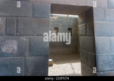 Historische Ruinen von Coricancha in Cusco Peru mit originalen Inka-Mauern Stockfoto