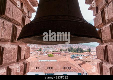 Bezaubernder Blick auf Cusco Peru von den Kirchenglocken San Francisco de Asís mit der historischen Landschaft der Stadt und den Anden Stockfoto