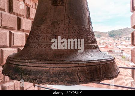 Nahaufnahme der historischen Glocken im Glockenturm der Kirche San Francisco de Asís in Cusco Peru Stockfoto