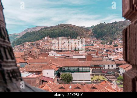 Atemberaubende Aussicht von den Glocken der Kirche San Francisco de Asís in Cusco Peru mit Blick auf die Stadt und die Anden Stockfoto