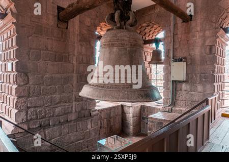 Detailliertes Bild des Glockenturms und der Glocken in der Kirche San Francisco de Asís in Cusco Peru Stockfoto