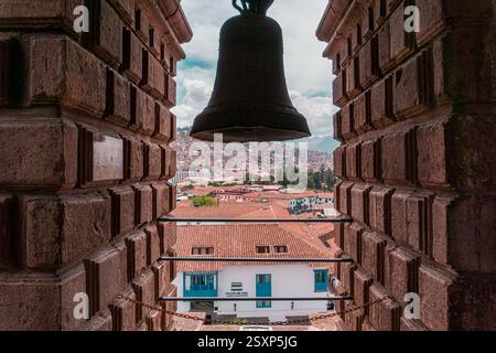 Malerischer Blick auf Cusco Peru von den Glocken der Kirche San Francisco de Asís mit kolonialer Architektur und majestätischen Anden Stockfoto