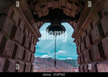 Panoramablick auf Cusco Peru von den historischen Glocken der Kirche San Francisco de Asís mit kolonialen Gebäuden und Stadtlandschaft Stockfoto