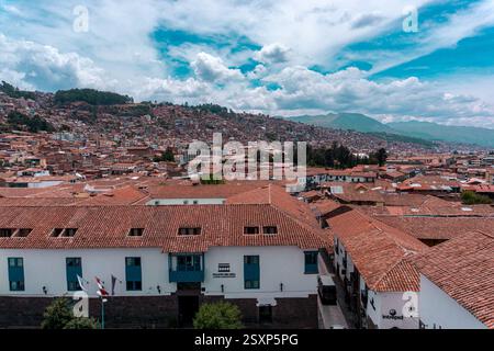 Blick auf Cusco Peru mit Blick auf das historische Stadtzentrum, wunderschöne Dächer und die Anden im Hintergrund Stockfoto