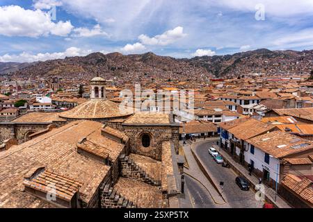 Blick auf Cusco Peru mit kolonialer Architektur, roten Dächern und der wunderschönen Andengebirgskette in der Ferne Stockfoto