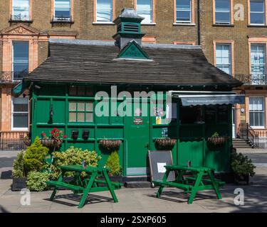 London, UK - 26. Mai 2023: Ein historisches grünes Cabman's Shelter am Russell Square in London. In der Hauptstadt sind nur noch 13 übrig und wurden als Re genutzt Stockfoto