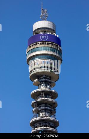 London, UK - 26. Mai 2023: Der berühmte BT Tower, der sich im Viertel Fitzrovia in London befindet. Stockfoto