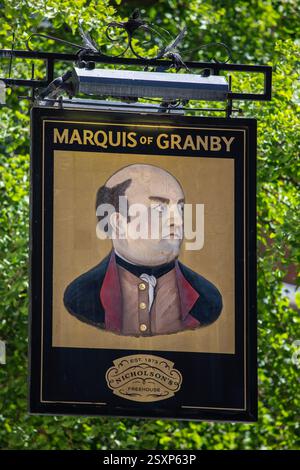 London, UK - 26. Mai 2023: Das Vintage-Schild, das an der Außenseite des Marquis of Granby Public House hängt, befindet sich an der Rathbone Street in London. Stockfoto