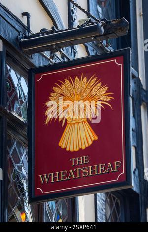 London, UK - 26. Mai 2023: Das Vintage-Schild hängt an der Außenseite des Wheatsheaf Public House am Rathbone Place in London, Großbritannien. Stockfoto