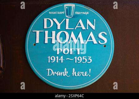 London, UK - 26. Mai 2023: Eine blaue Tafel an der Außenseite des Wheatsheaf Public House am Rathbone Place in London, die den Besuchern dieses berühmte po erzählt Stockfoto