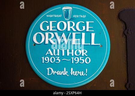London, UK - 26. Mai 2023: Eine blaue Tafel an der Außenseite des Wheatsheaf Public House am Rathbone Place in London, die den Besuchern dieses berühmte Au erzählt Stockfoto