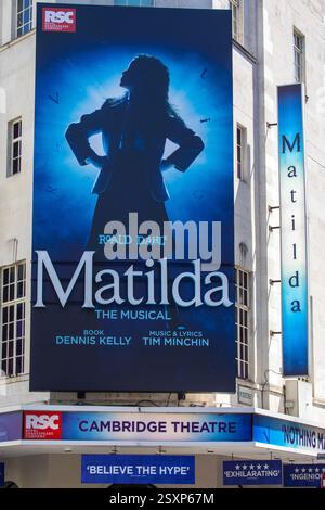 London, UK - 26. Mai 2023: Plakatwand an der Außenseite des Cambridge Theatre in London, Werbung für Matilda - The Musical. Stockfoto