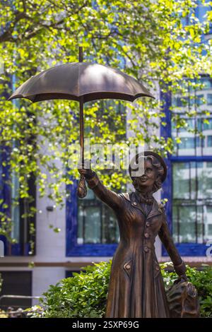 London, UK - 26. Mai 2023: Eine Statue der berühmten Filmfigur Mary Poppins auf dem Leicester Square in London. Stockfoto