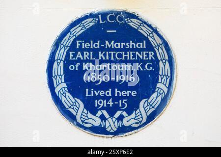 London, UK - 26. Mai 2023: Eine Gedenktafel an einem Gebäude in Carlton Gardens in London, Großbritannien, die den Ort markiert, an dem Feldmarschall Earl Kitchener wohnte Stockfoto