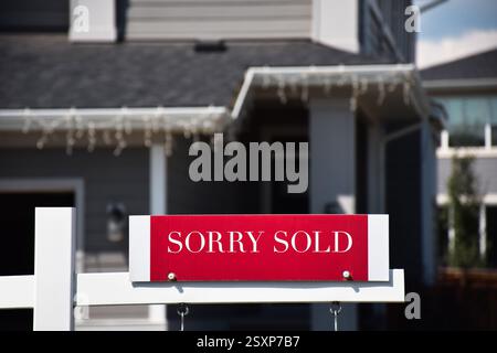 Tut mir leid, habe ein echtes Eastate-Schild vor einem Haus verkauft Stockfoto