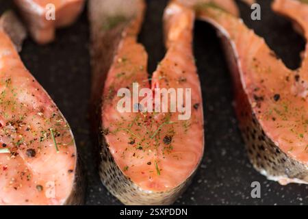 Rohe Stücke von rotem Fisch mit Gewürzen. Stockfoto