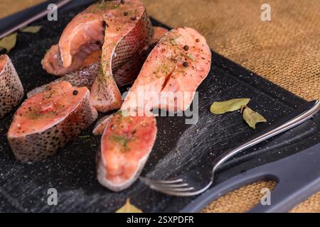 Lachssteaks mit Kräutern und schwarzem Pfeffer. Stockfoto
